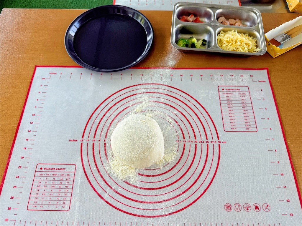 台中東勢｜爸娜娜窯烤披薩：預約包場手作窯烤披薩DIY、滑草場與山景大草皮，親子寵物友善農場推薦！ @果果愛Fruitlove