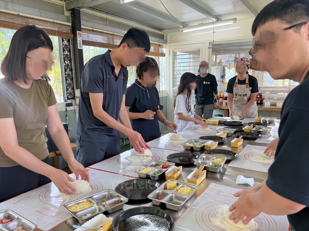 台中東勢｜爸娜娜窯烤披薩：預約包場手作窯烤披薩DIY、滑草場與山景大草皮，親子寵物友善農場推薦！ @果果愛Fruitlove
