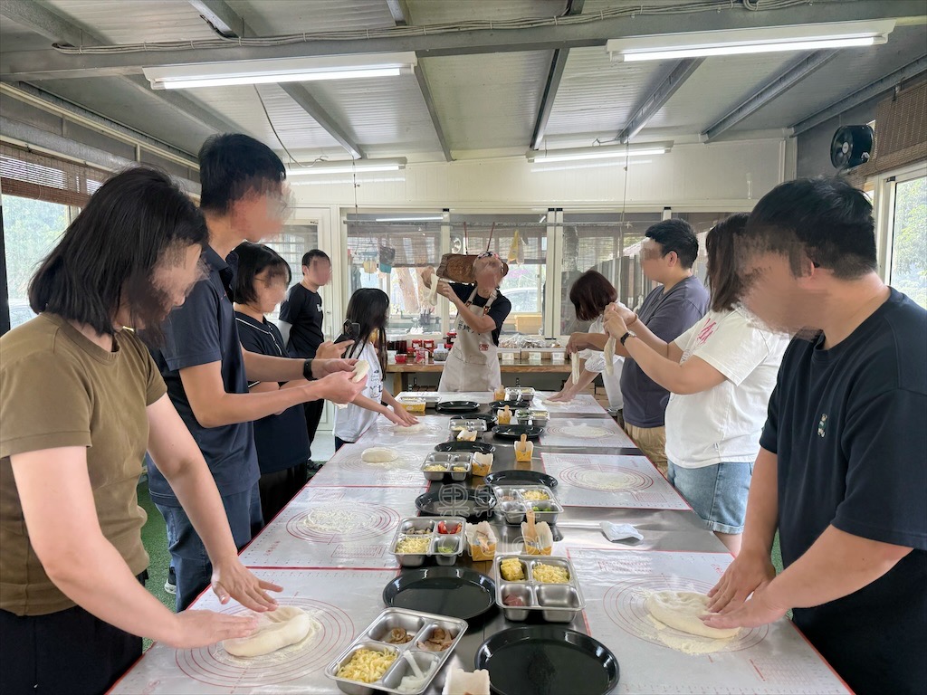 台中東勢｜爸娜娜窯烤披薩：預約包場手作窯烤披薩DIY、滑草場與山景大草皮，親子寵物友善農場推薦！ @果果愛Fruitlove