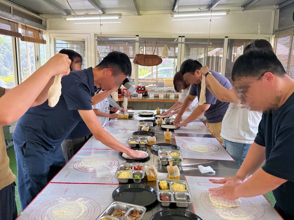 台中東勢｜爸娜娜窯烤披薩：預約包場手作窯烤披薩DIY、滑草場與山景大草皮，親子寵物友善農場推薦！ @果果愛Fruitlove