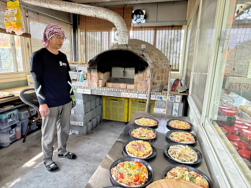 台中東勢｜爸娜娜窯烤披薩：預約包場手作窯烤披薩DIY、滑草場與山景大草皮，親子寵物友善農場推薦！ @果果愛Fruitlove