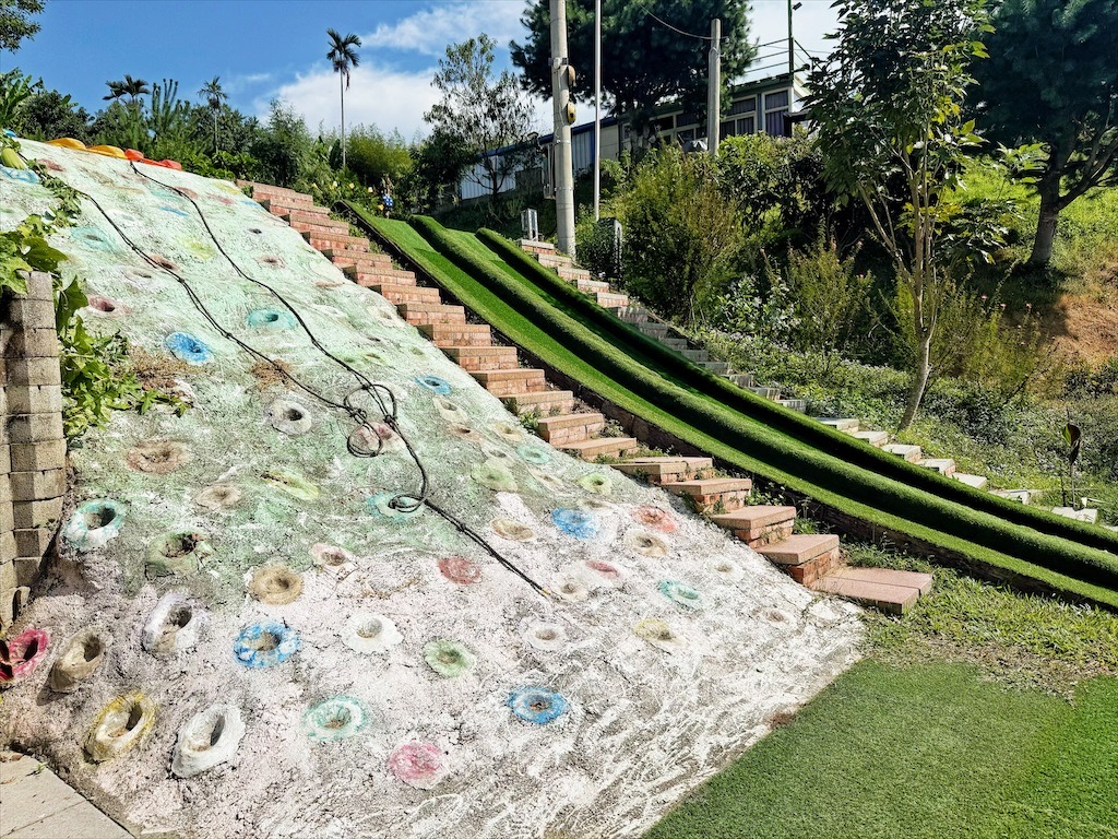 台中東勢｜爸娜娜窯烤披薩：預約包場手作窯烤披薩DIY、滑草場與山景大草皮，親子寵物友善農場推薦！ @果果愛Fruitlove