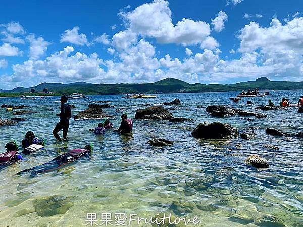 蔚藍海景　美麗白沙　寄居蟹的家　保育沙灘　＆　岸邊就可以看到熱帶魚和魚群游來游去　後壁湖潮間帶　墾丁後壁湖景點推薦　親子寵物友善 @果果愛Fruitlove