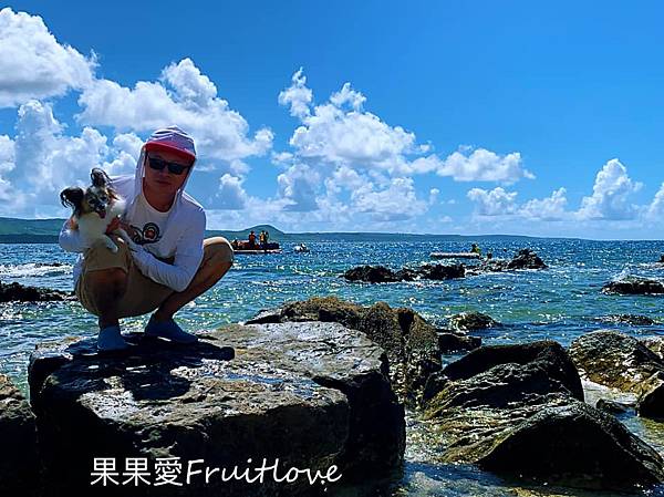 蔚藍海景　美麗白沙　寄居蟹的家　保育沙灘　＆　岸邊就可以看到熱帶魚和魚群游來游去　後壁湖潮間帶　墾丁後壁湖景點推薦　親子寵物友善 @果果愛Fruitlove