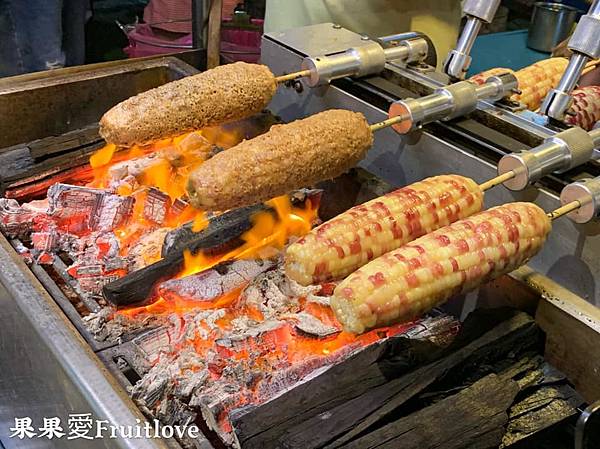 基隆廟口夜市必吃美食推薦，從石頭悶烤玉米，至可以加湯的豬腳湯．還有一個只要１３元的水煎包．．．等，跟著果果愛一起吃吃喝喝ＧＯ @果果愛Fruitlove