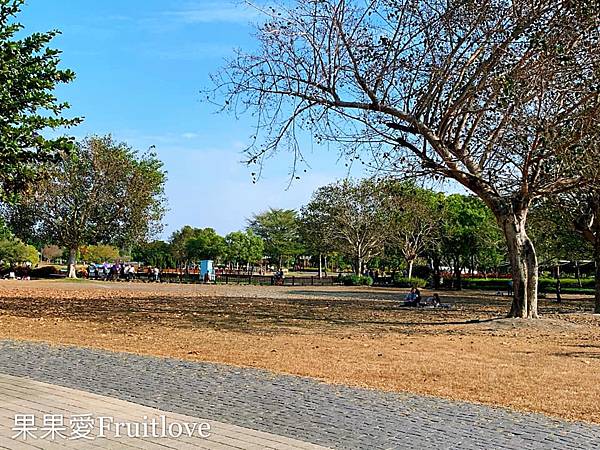 彰化景點-溪州公園親子草地野餐、餵魚，賞花，還有滿滿芬多精的森林步道 @果果愛Fruitlove