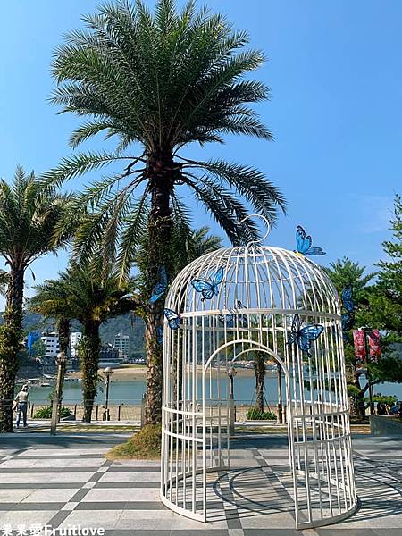 伊達邵親水步道⟩南投魚池景點，漫步在日月潭親水步道，輕鬆享受日月潭的優閒恬靜，道路平坦，沿途還可以聞到陣陣的桂花香與觀賞美麗的櫻花/寵物友善　不限大小最少需要牽繩　　銀髮友善 @果果愛Fruitlove