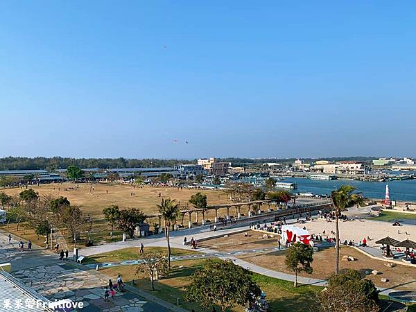 東石漁人碼頭|嘉義景點，遼闊的草地奔跑、放風箏，還有大大的沙坑可以戲沙．享受徐徐的海風吹拂～舒服又愜意 @果果愛Fruitlove