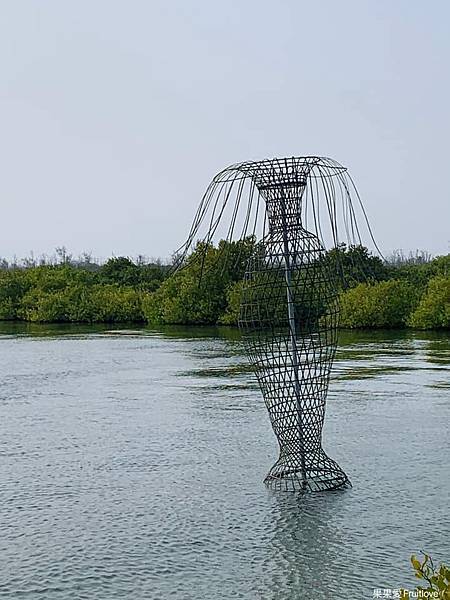 椬梧滯洪池⟩雲林口湖景點，漫步或騎乘在有小日月潭美名的湖畔，聆聽鳥兒歌唱，欣賞豐富生態景觀，享受舒服的芬多精與裝置藝術的美麗 @果果愛Fruitlove