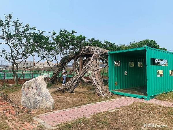 椬梧滯洪池⟩雲林口湖景點，漫步或騎乘在有小日月潭美名的湖畔，聆聽鳥兒歌唱，欣賞豐富生態景觀，享受舒服的芬多精與裝置藝術的美麗 @果果愛Fruitlove