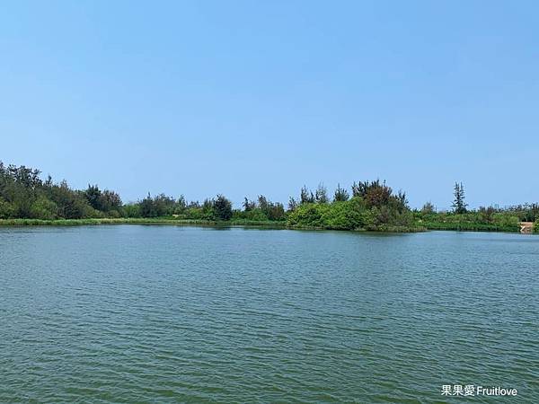 椬梧滯洪池⟩雲林口湖景點，漫步或騎乘在有小日月潭美名的湖畔，聆聽鳥兒歌唱，欣賞豐富生態景觀，享受舒服的芬多精與裝置藝術的美麗 @果果愛Fruitlove