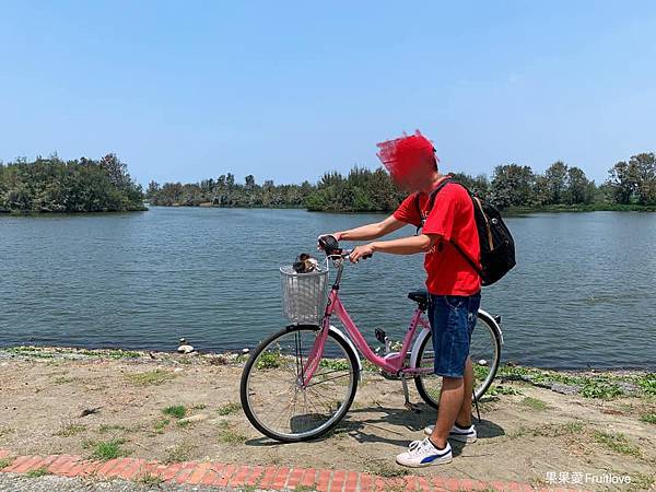 椬梧滯洪池⟩雲林口湖景點，漫步或騎乘在有小日月潭美名的湖畔，聆聽鳥兒歌唱，欣賞豐富生態景觀，享受舒服的芬多精與裝置藝術的美麗 @果果愛Fruitlove