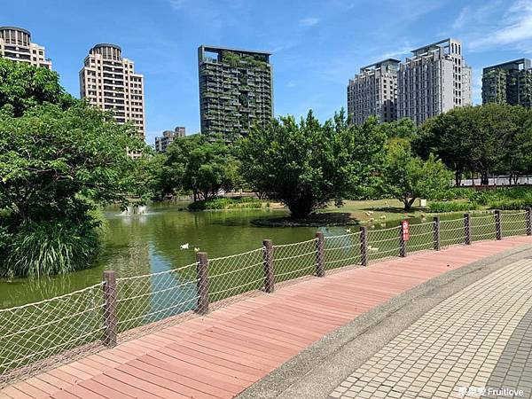 水圳森林公園⟩漫步湖畔，享受都市中的寧靜，都市裡放鬆的景點 @果果愛Fruitlove