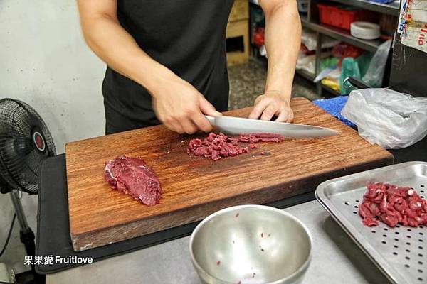 阿財牛肉湯⟩新鮮現切的臺灣溫體牛肉，鮮甜中帶有嚼勁，甘甜香醇的湯頭，讓人喝完還想再來一碗的牛肉湯－台南安平美食/寵物友善餐廳 @果果愛Fruitlove