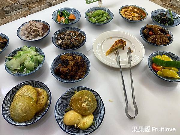 石坊健康蔬食庭園餐廳，菜色豐富多元，蔬食吃到飽，85歲以上免費，寵物友善餐廳-台中北屯美食 @果果愛Fruitlove