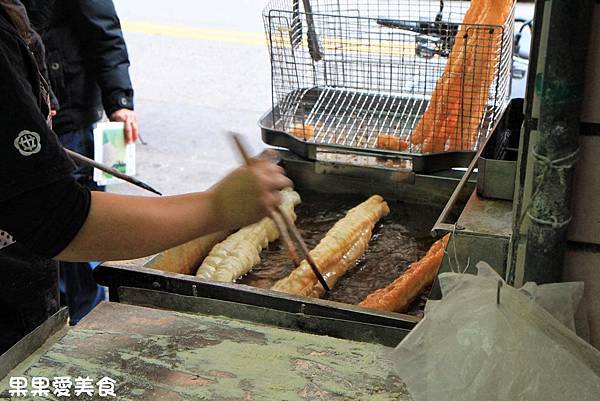 巨人傳統早餐 • 台中北區美食｜一心市場旁的傳統早餐店，手工製作燒餅、油條，現烤現賣，薄脆酥香 @果果愛Fruitlove