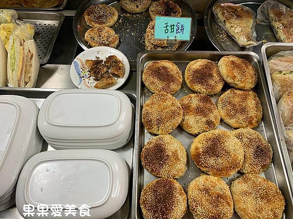 巨人傳統早餐 • 台中北區美食｜一心市場旁的傳統早餐店，手工製作燒餅、油條，現烤現賣，薄脆酥香 @果果愛Fruitlove