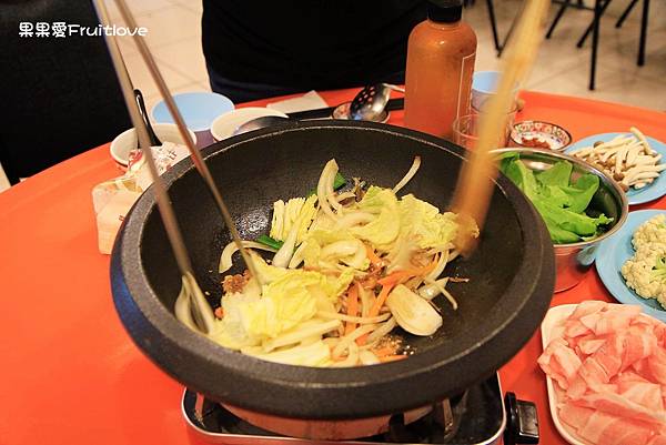 食藝石頭火鍋工學店-濃郁甘醇的黃金湯頭，豐富的火鍋配料，服務好又澎派/台中南區美食 @果果愛Fruitlove