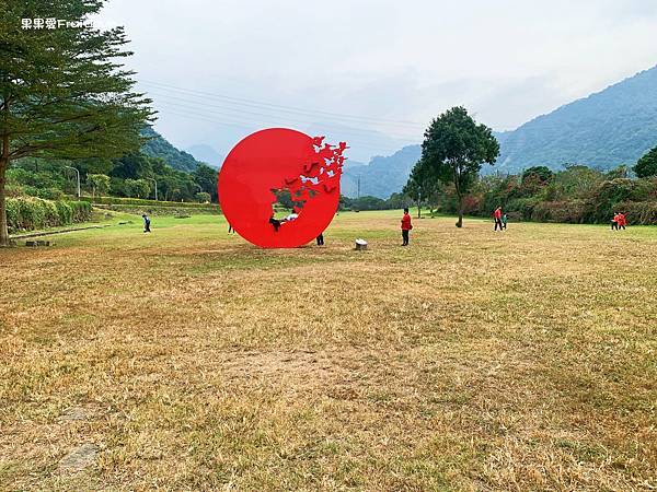 嘉義景點-旺萊山愛情大草原，一大片舒適寬敞乾淨的草地，可以散步、野餐，還可以在涼亭乘坐 @果果愛Fruitlove