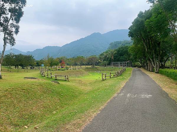 嘉義景點-旺萊山愛情大草原，一大片舒適寬敞乾淨的草地，可以散步、野餐，還可以在涼亭乘坐 @果果愛Fruitlove