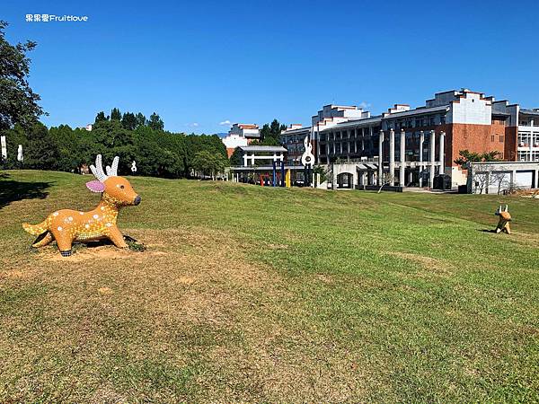 南投賞櫻景點  &#8211;  國立暨南國際大學，乘坐在櫻花樹下野餐，吹著微風，望向寬闊延伸的草地與山景，讓人可以好好放鬆的美麗景點 @果果愛Fruitlove