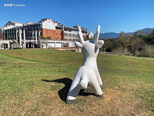 南投賞櫻景點  &#8211;  國立暨南國際大學，乘坐在櫻花樹下野餐，吹著微風，望向寬闊延伸的草地與山景，讓人可以好好放鬆的美麗景點 @果果愛Fruitlove