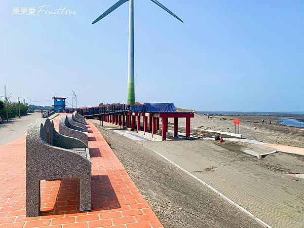 台中景點- 大安濱海樂園，細緻的沙灘，遼闊的海景，還有可以遮陽光的地方乘坐、玩沙、踏浪、戲水～舒服、療癒    寵物友善最少牽繩 @果果愛Fruitlove