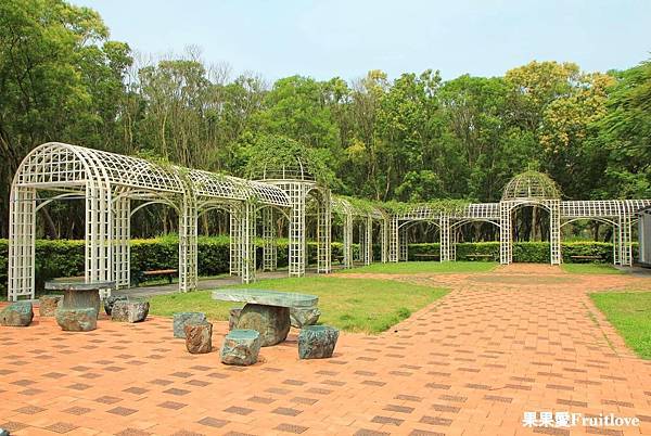 彰化景點-溪州公園親子草地野餐、餵魚，賞花，還有滿滿芬多精的森林步道 @果果愛Fruitlove